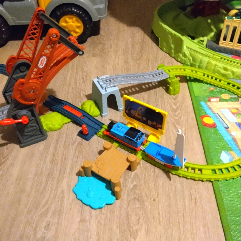 Thomas & Friends Bridge Lift Thomas & Skiff Toy Train Set with Motorized Engine
